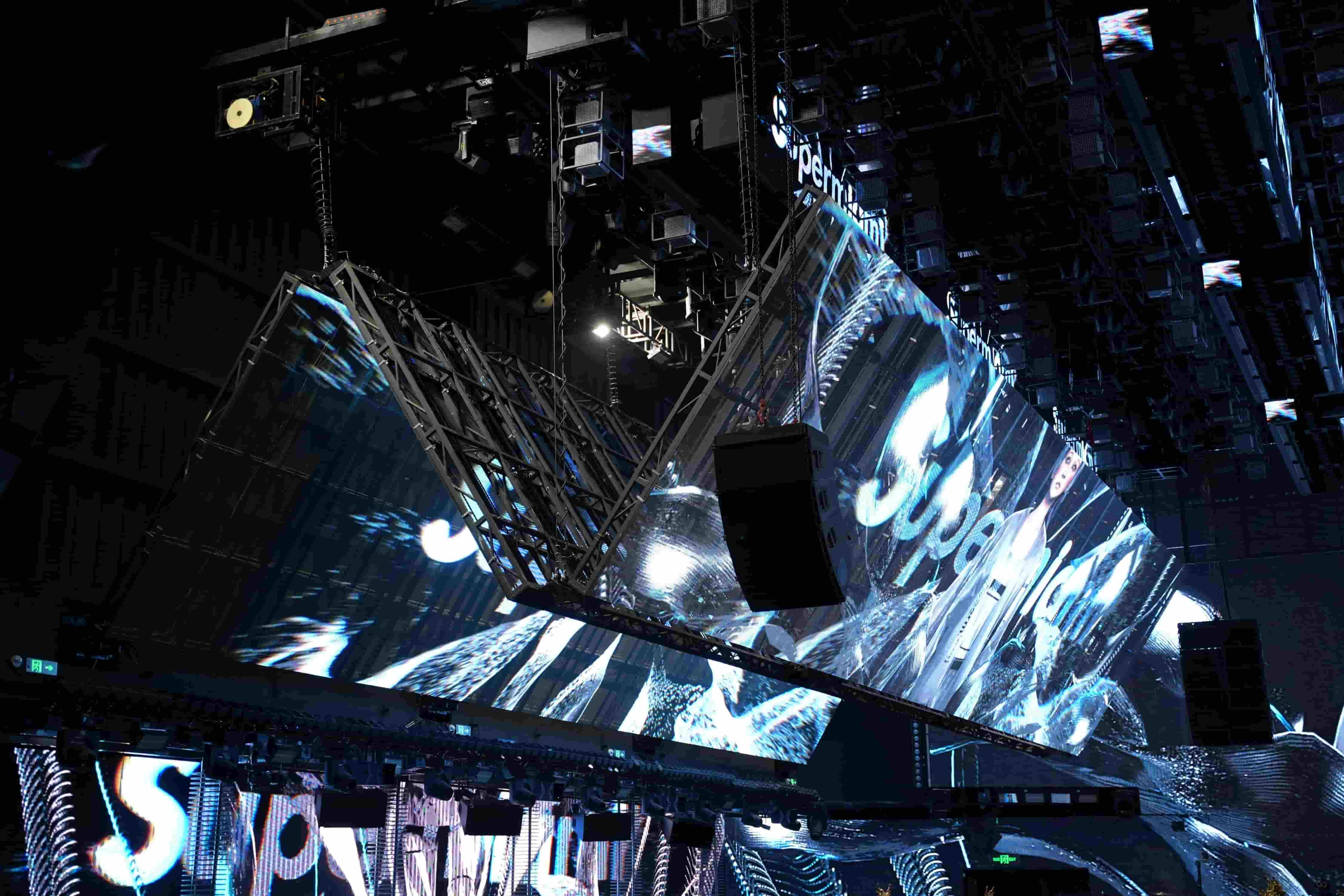 Screens slide wings open to 90&deg;