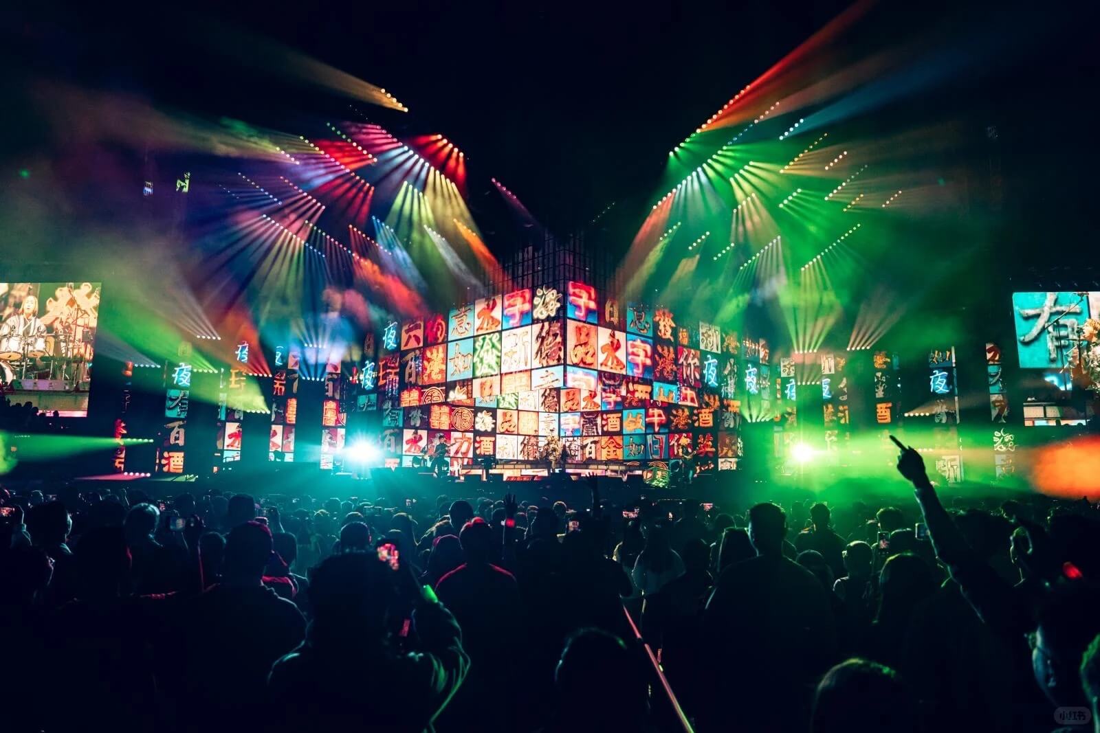 Lifting LED Screens